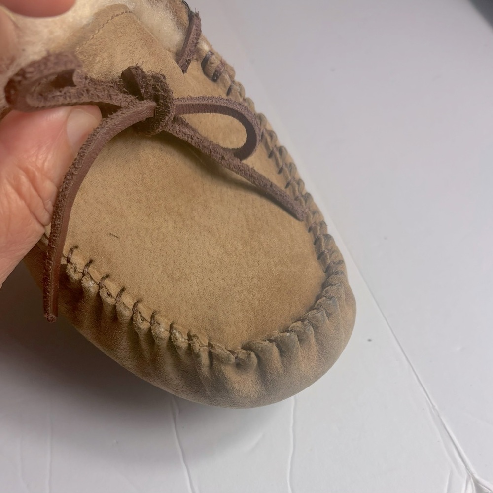 UGG| UGG Australia Dakota Moccasin slippers. Color Tan size 8 - Picture 6 of 15